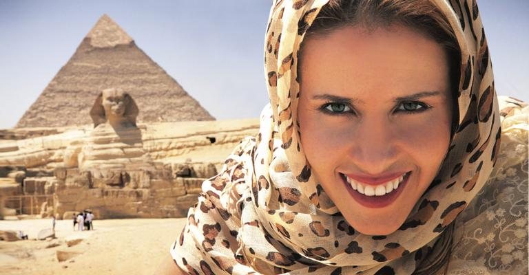 A alegria da estrela, a Celina de A Vida da Gente, durante passeio pelas pirâmides de Quéops, Quéfren e Miquerinos.