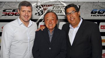 Em bufê paulistano, Fábio Villa Verde, Wilson Yasuda e Carlinhos Romagnolli em láurea de motociclismo.