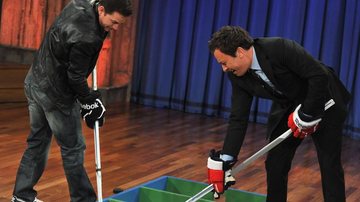Mark Wahlberg vence Jimmy Fallon em partida de Box Hockey - Getty Images