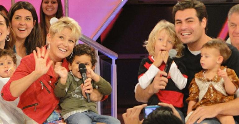Thiago Lacerda com os filhos no programa da Xuxa - TV Globo/Divulgação