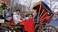 No Central Park, em NY, o casal Cesar Filho e Elaine Mickely faz passeio de charrete com os filhos, Luma e Luigi. As férias de 30 dias do clã é pautada por muitas brincadeiras.