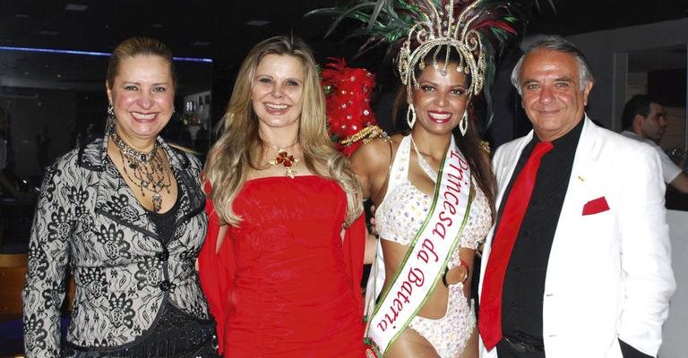 Em SP, no bar de Lilian Gonçalves, Sandrinha Sargentelli festeja data com Rose Rocha e Sérgio Bretas.