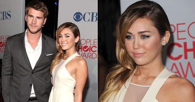 Miley Cyrus com o namorado Liam Hemsworth no People’s Choice Awards 2012 - Getty Images