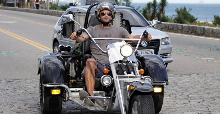 Henri Castelli desfila 'motona' nas ruas do Rio - André Muzell / Agnews