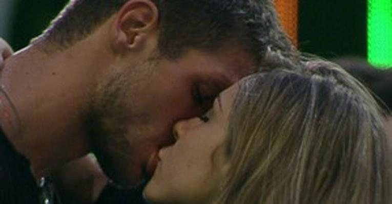 Renata e Jonas se beijam - Divulgação/TV Globo