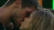 Renata e Jonas se beijam - Divulgação/TV Globo