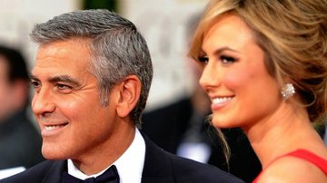 George Clooney e a namorada, Stacy Keibler, no Globo de Ouro 2012 - Getty Images