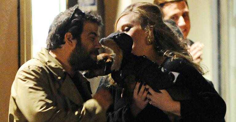 Adele comemora indicações a prêmio com o cachorro e o namorado - GrosbyGroup