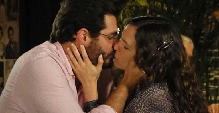 Lúcio e Laura se beijam pela primeira vez, em 'A Vida da Gente' - Divulgação/TV Globo