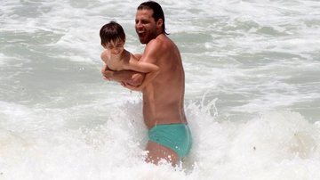 Henri Castelli brinca com o filho, Lucas, na praia - Dilson Silva / AgNews