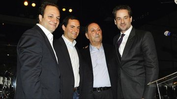 Os irmãos Daniel e Fabiano e o pai, Jorge Al Makul, recebem o ator Dan Stulbach em aniversário de loja de revestimentos.