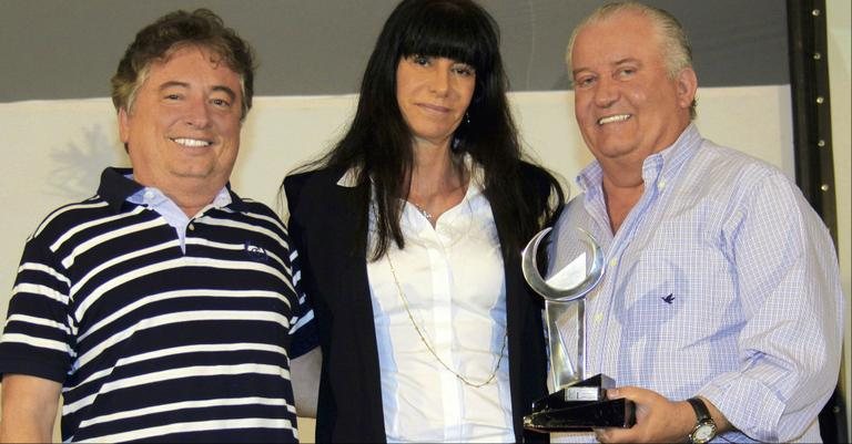O empresário José Roberto Cunha e Nídia Maria Faustino de Moraes entregam prêmio da Associação dos Criadores de Guzerá do Brasil para o empresário Antonio Caetano Pinto, em Avaré, SP.