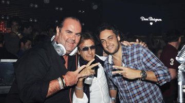 O DJ Jack E e o empresário Roberto Caan curtem agito no clube noturno do empresário André Sada, em Florianópolis, em Santa Catarina.