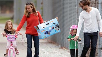 Tobey Maguire curte esposa e filhas durante passeio na Califórnia - The Grosby Group