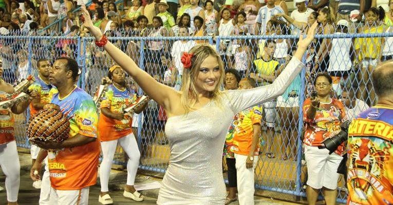 Ellen Roche brilha em ensaio de escola de samba - Thyago Andrade / Photo Rio News