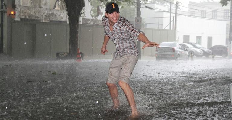 Ashton Kutcher 'surfa nas águas' de São Paulo - AgNews