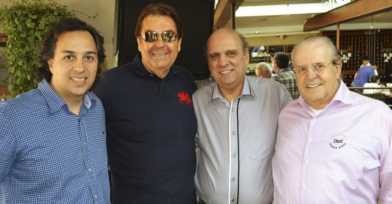 Guillermo Ávila recebe Fausto Silva, Cesar Romão e Ciro Batelli em restaurante.