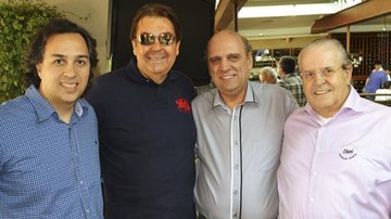 Guillermo Ávila recebe Fausto Silva, Cesar Romão e Ciro Batelli em restaurante.