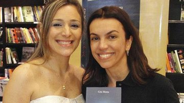 A escritora Cris Motta é prestigiada pela apresentadora Ana Paula Araújo em lançamento de livro, no Rio.