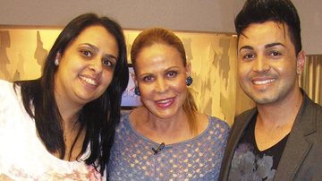 Denise Bosio e Claudete Troiano ganham dicas do cabeleireiro Eduardo Barbosa, em São Paulo.