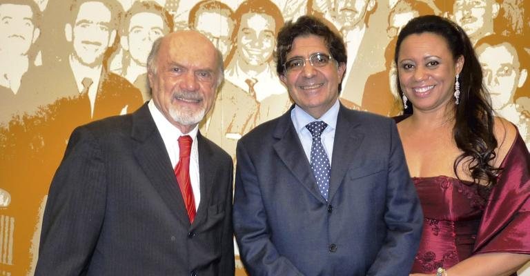 Em noite erudita, o presidente da Academia Paulista de Letras, Antonio Penteado Mendonça, de gravata azul, felicita o maestro Júlio Medaglia e a soprano Edna D’Oliveira, em SP.