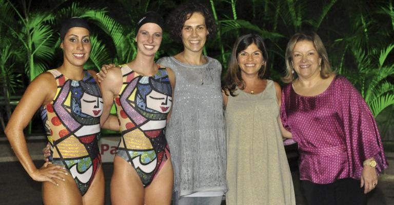 Dupla olímpica do nado sincronizado, Lara Teixeira e Nayara Figueira conferem festa do esporte com Isabela Moraes, Andréa Curi e Leonice Mota, em clube de SP.