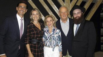 Em São Paulo, os casais Ricardo e Rosanne Behar e Bete e Marcos Arbaitman prestigiam festa de chanukah com o rabino Dovid Goldberg.