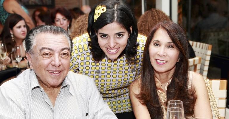 A chef Ana Luiza Trajano lança menu em homenagem ao Estado do Acre e é ladeada pelo casal Mauricio de Sousa e Alice Keiko Takeda, em SP.