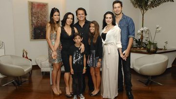 Em casa, Rio, o cantor entre a mulher, os filhos, Antonia, Bento e Ana, a enteada, Cleo, com o marido, João Vicente. - Ivan Faria