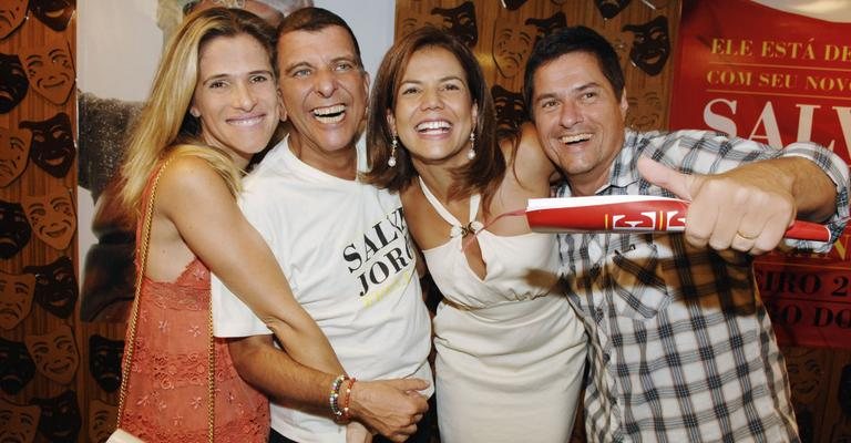 Jorge Fernando entre Ingrid Guimarães, Nivea Stelmann e Marcelo Zambelli comemora o sucesso da estreia de Salve Jorge - Ivan Faria
