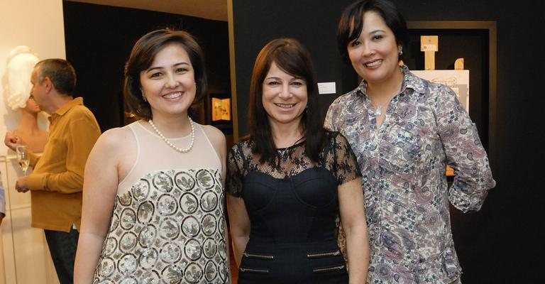 Claudia Cristina recebe a artista plástica Sonia Menna Barreto em sua galeria, em Alphaville, para o lançamento de coleção de joias de grife que tem direção de marketing de Silvia Caruso.