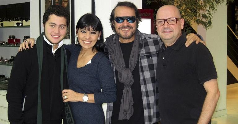 O ator e diretor Wolf Maya é recebido por Felipe Ventura e os pais, Deborah e Francisco Ventura, em ótica de SP.