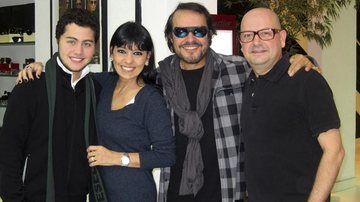 O ator e diretor Wolf Maya é recebido por Felipe Ventura e os pais, Deborah e Francisco Ventura, em ótica de SP.