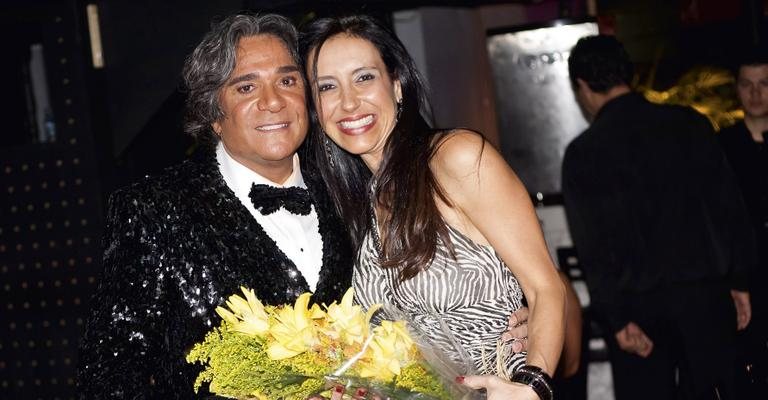 O cantor Reinaldo Kherlakian faz surpresa para a mulher, Adele Zarzur, durante apresentação em SP.