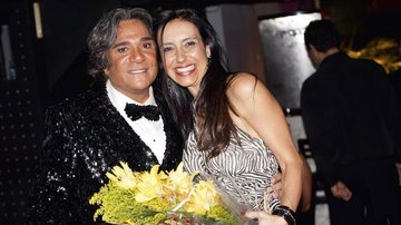 O cantor Reinaldo Kherlakian faz surpresa para a mulher, Adele Zarzur, durante apresentação em SP.