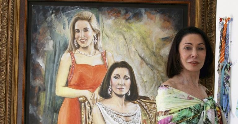 A socialite Marly Mansur confere seu retrato e da filha, Karla, pintado pelo artista plástico Roberto Camasmie, no ateliê dele na capital paulista.