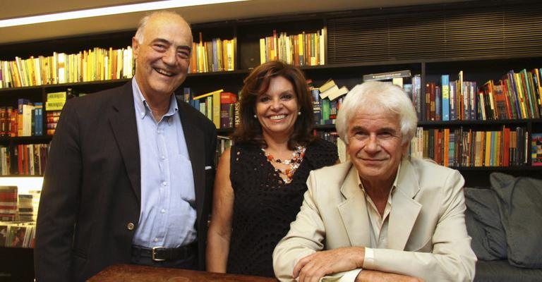 Antonio de Azevedo Sodré e Giselda Armentano felicitam Valdi Ercolani, amado de Giselda, que lança livro, SP.