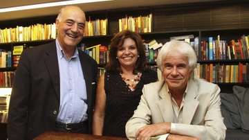Antonio de Azevedo Sodré e Giselda Armentano felicitam Valdi Ercolani, amado de Giselda, que lança livro, SP.
