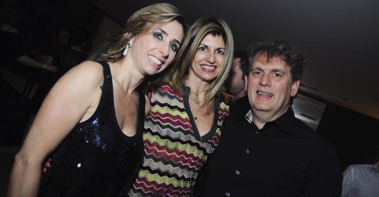 Em evento de grife de tapetes, Angelo Derenze e sua Walkiria felicitam Francesca Alzati, anfitriã da noite, em SP.