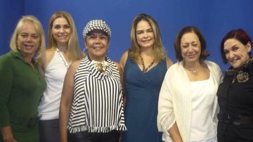Zenilda Salvato e Liliane Ventura, de azul, recebem Sonya Presta, Loalwa Braz, Albertina Duarte e Isabel Vasconcellos na rádio Trianon.