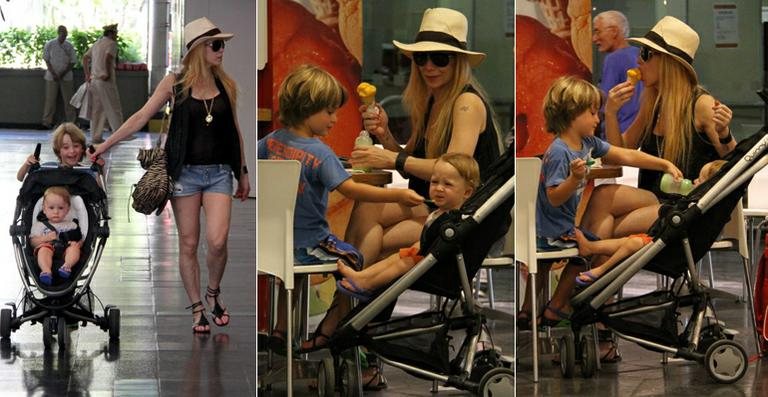 Noah e Guy passeiam com a mãe, Danielle Winits, no shopping - Daniel Delmiro / AgNews