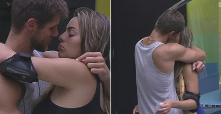 Jonas e Monique se beijam na sala da casa - Reprodução/TV Globo