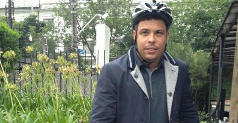 Ronaldo Nazário vai a reunião de bicicleta - Reprodução / Twitter