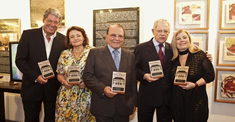 Antônio Grassi, Paloma Amado, Ivo Pitanguy, Arnaldo Niskier e Christina: honra. - Gianne Carvalho