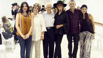 Ela confraterniza com os amigos Andréa Schostak, o casal Nádia e Osvaldo Elias, com o filho Edgard Elias, e Rebeca Garbelini.