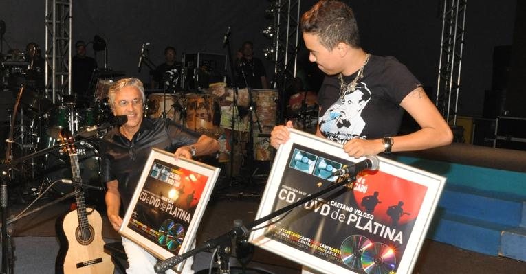 Caetano Veloso e Maria Gadú recebem disco de platina - Uran Rodrigues