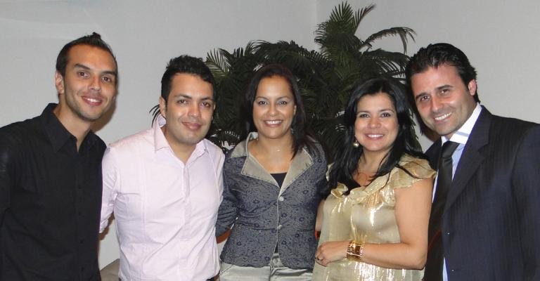 Valter Tavares, Marcelo Bandeira, Elisângela Santos, Mara Maravilha e seu marido, Alessander Vigna, prestigiam coquetel de lançamento de videodocumentário, em SP.