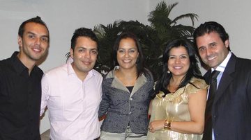 Valter Tavares, Marcelo Bandeira, Elisângela Santos, Mara Maravilha e seu marido, Alessander Vigna, prestigiam coquetel de lançamento de videodocumentário, em SP.