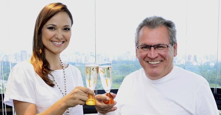Paloma Silva, da RedeTV!, e Sidney Oliveira celebram ações da rede de farmácias da qual ele é presidente, em São Paulo.