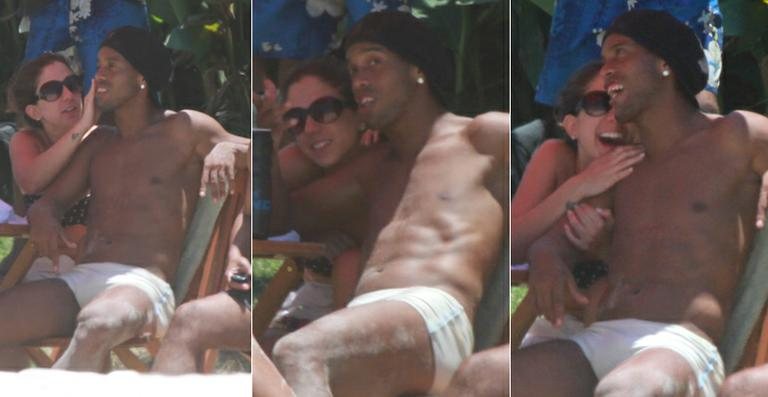 Ronaldinho Gaúcho ganha carinho de morena na praia - AgNews